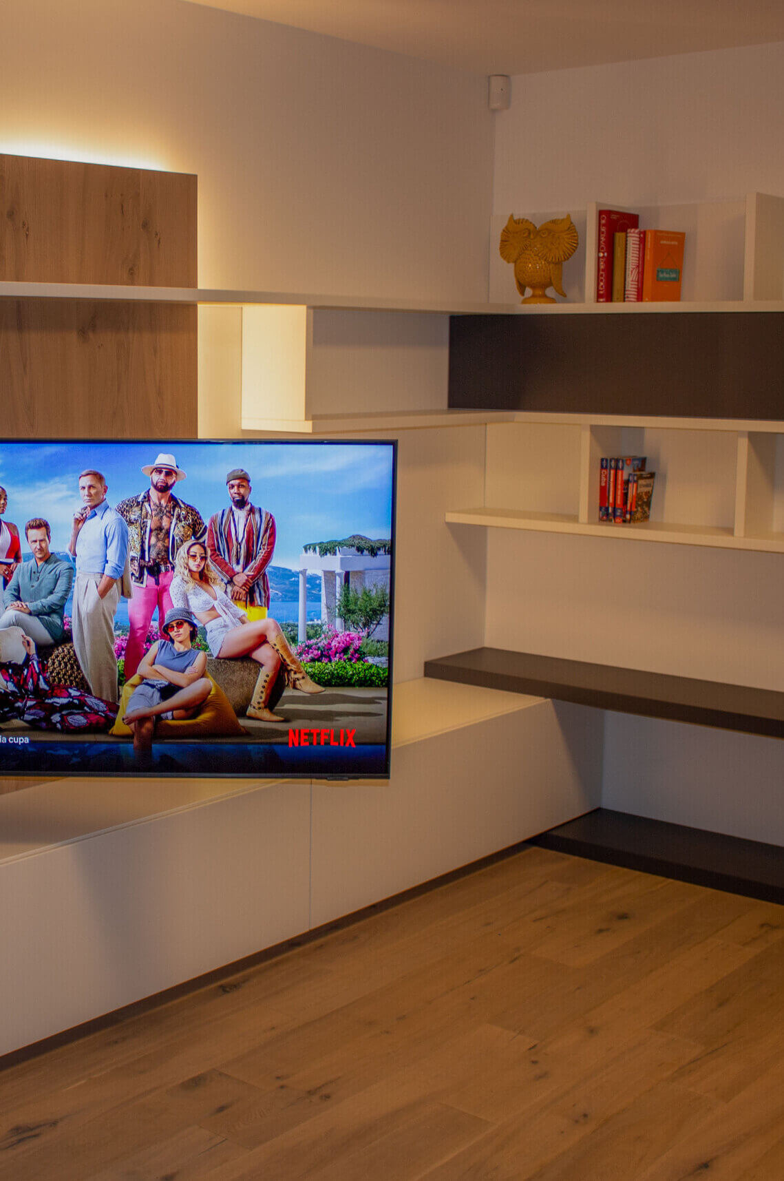 arredo-zona-living-con-boiserie-tv-e-raffinata-libreria-pensile