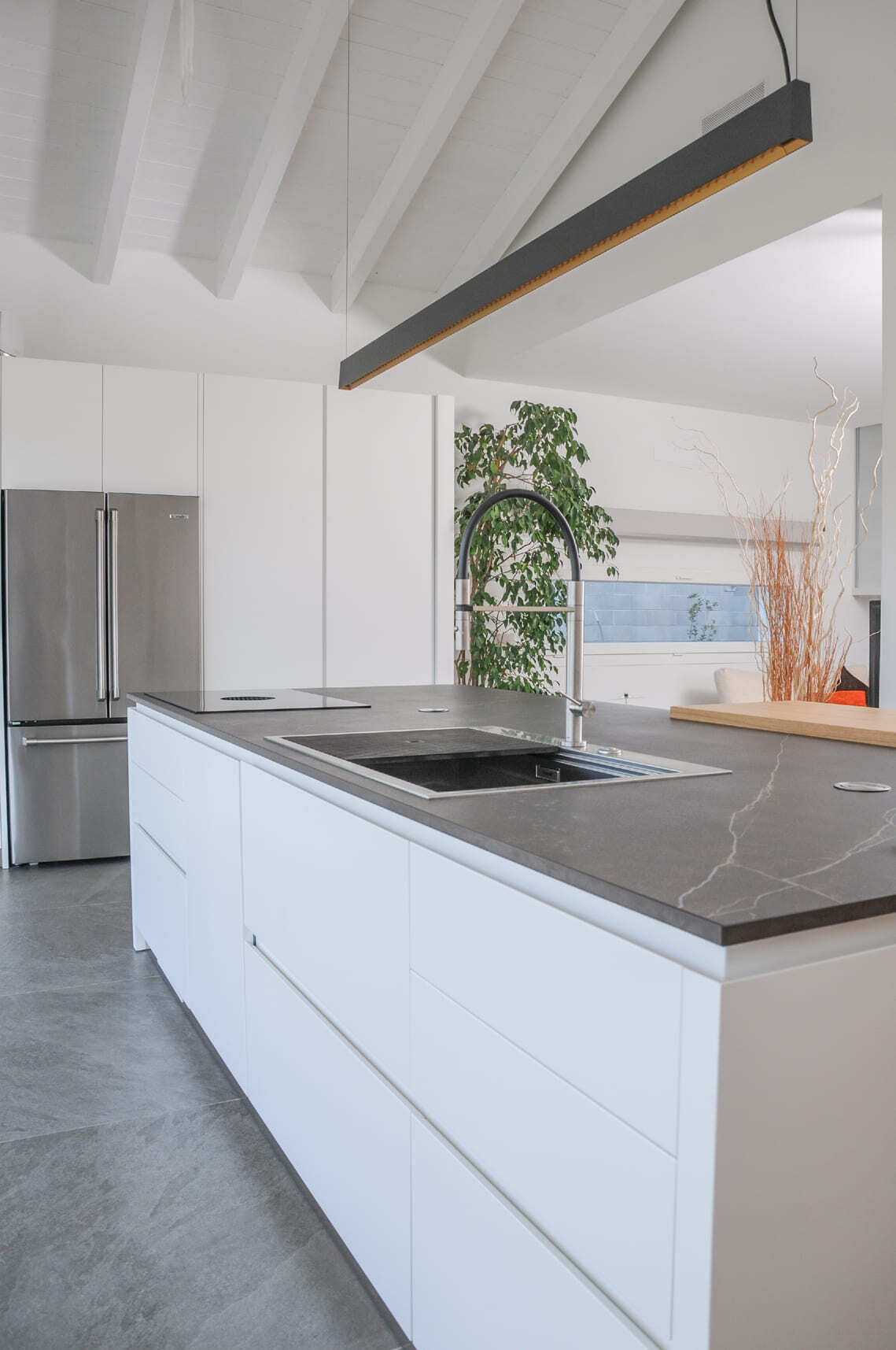 cucina-a-isola-con-top-dekton-sirius