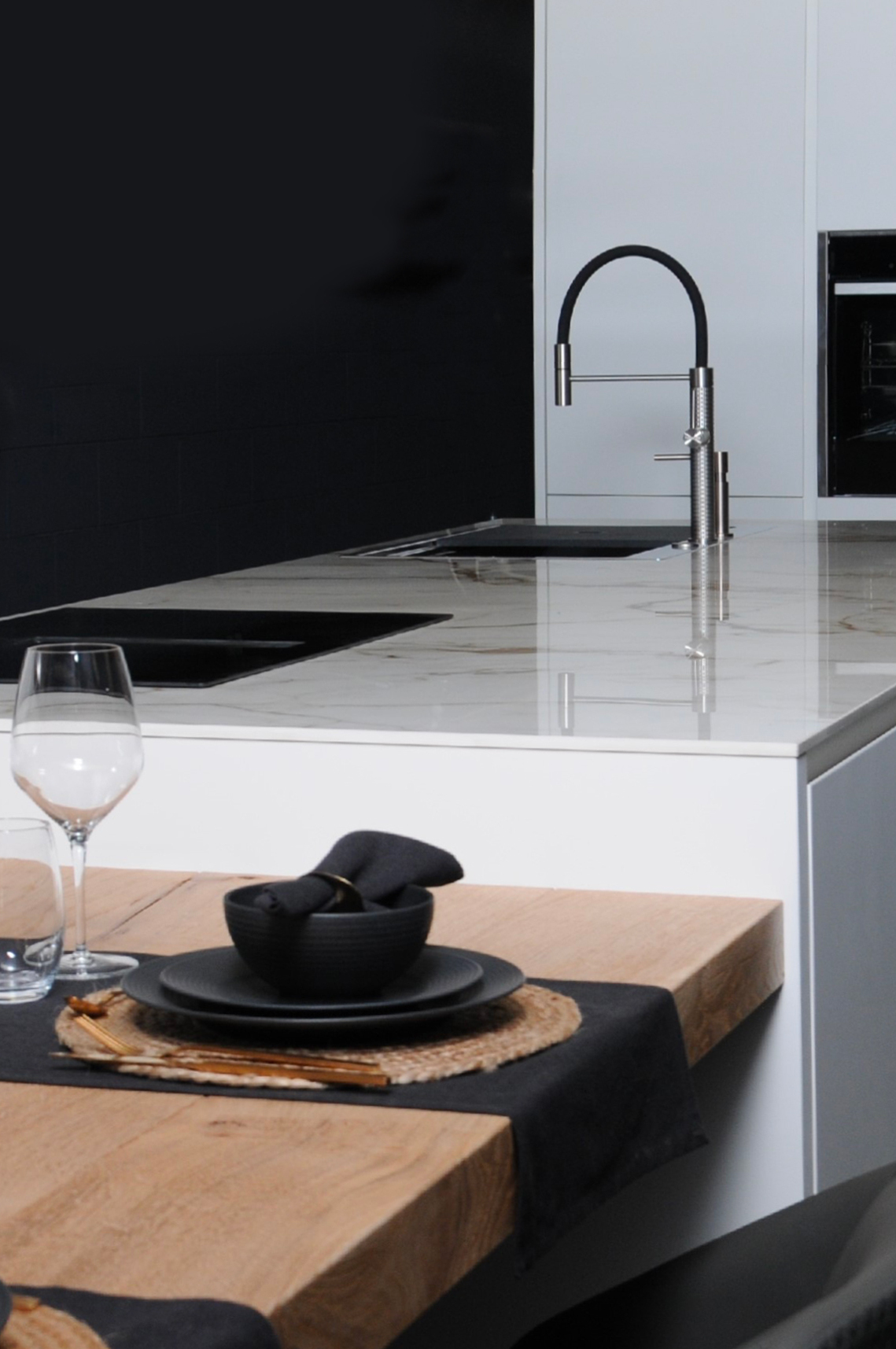 cucina-su-misura-isola-con-top-in-gres-ariostea-delma-cucine -01.jpg